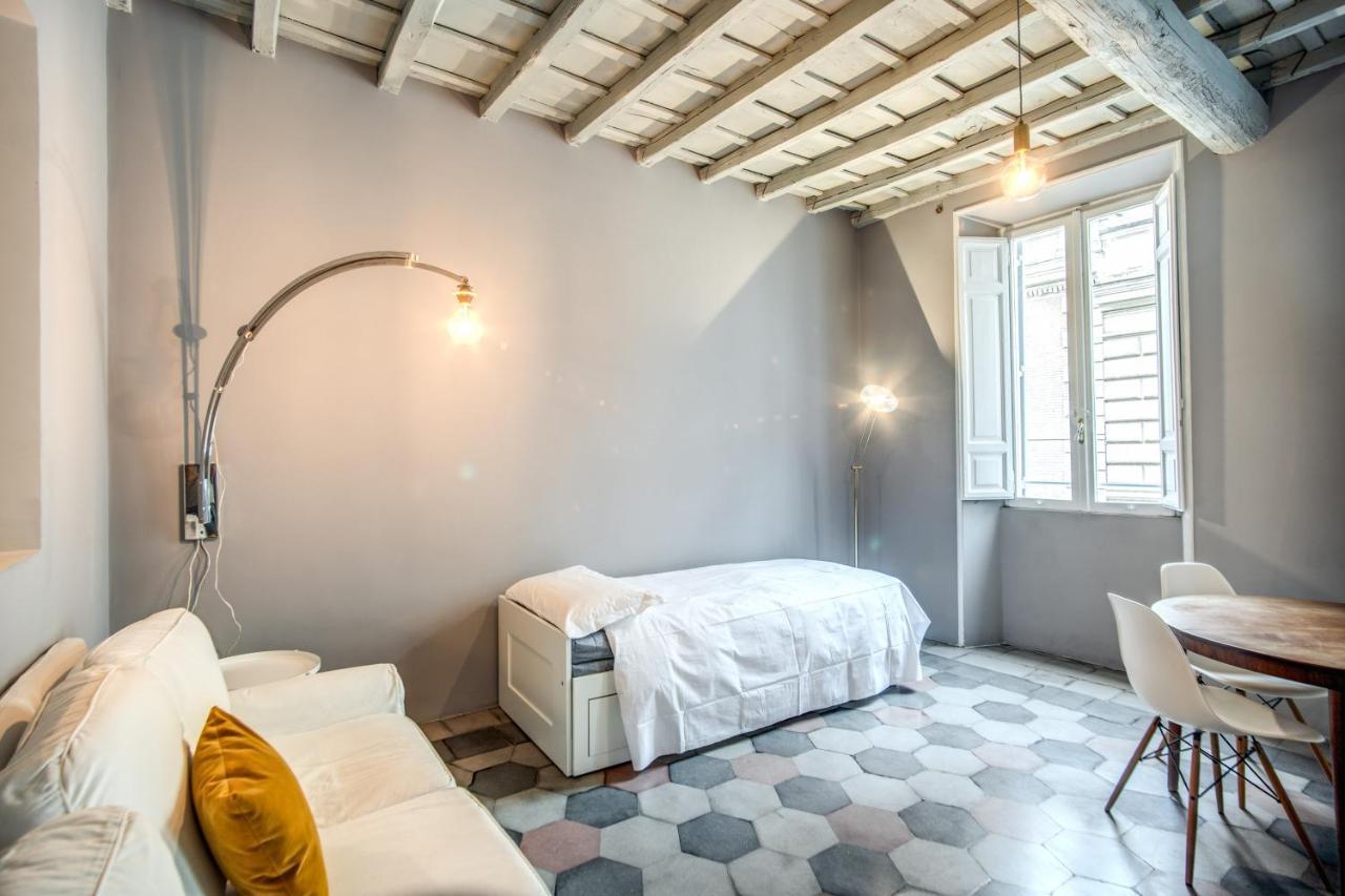 Stylish And Spacious Apartment Next To The Colosseum Rome Bagian luar foto