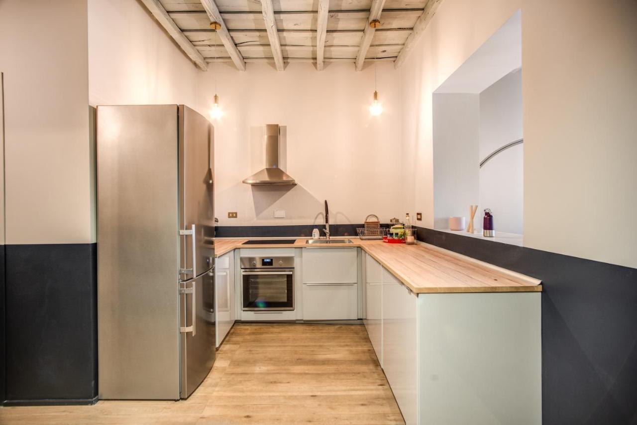 Stylish And Spacious Apartment Next To The Colosseum Rome Bagian luar foto